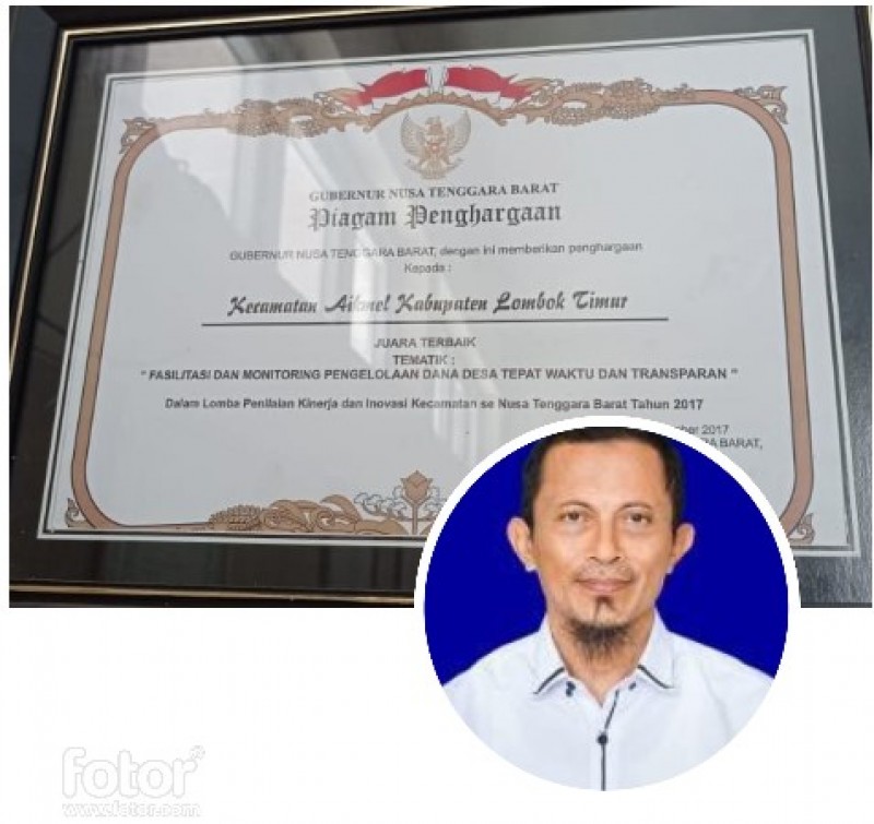 Foto Piagaram Penghargaan yang Diberikan oleh Bupati Lotim kepada Hadi Fathurahman selaku Camat Aikmel pada 17 Desember 2017 di Selong atas Prestasinya sebagai Terbaik Kedua Tingkat Lotim dalam Lomba PATEN